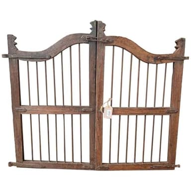 Puerta de madera marrón con acabado artesanal
