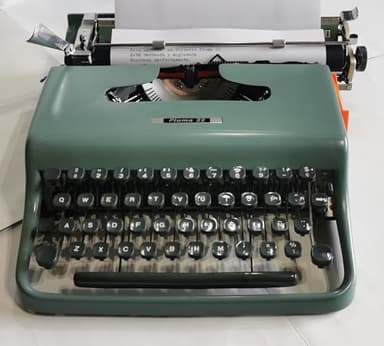 Máquina de Escribir Vintage Olivetti Pluma 22 - Teclado en Castellano Revisada y Puesta a Punto por un Profesional. Funciona Perfectamente. Ideal para Coleccionismo y Uso Personal.