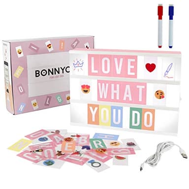 Caja de Luz A4 Rosa con 400 Letras, Divertidos Emojis y 2 Rotuladores | Ñ y Ç Incluidas | Cartel Luminoso LED para Decoracion Habitacion, Hogar | Regalo Original para Niñas Mujeres Navidad Comunion