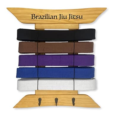 Alley Cats Expositor de Cinturones de Jiu Jitsu brasileño para 5 Cinturones de BJJ más Colgador de medallas, de cinturón Blanco a Negro, Artes Marciales, Regalos para practicantes de Jiu Jitsu | OSS