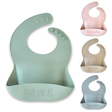 bienpegado Babero personalizado de silicona con nombre bebé Texto grabado en silicona ultra resistente, con bandeja receptora de comida. Resistente al lavavajillas. (Verde salvia)